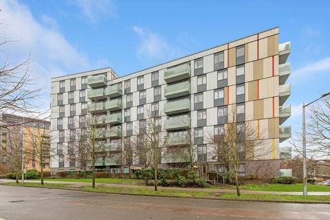3 bedroom flat to rent, Lakeside Drive, London NW10
