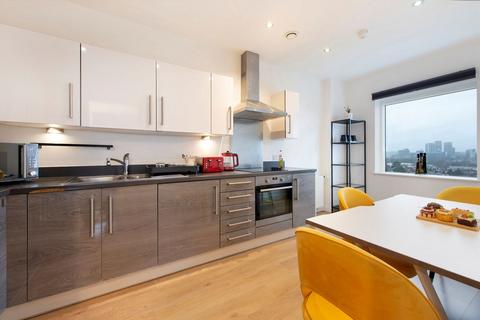 3 bedroom flat to rent, Lakeside Drive, London NW10