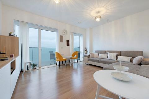 3 bedroom flat to rent, Lakeside Drive, London NW10