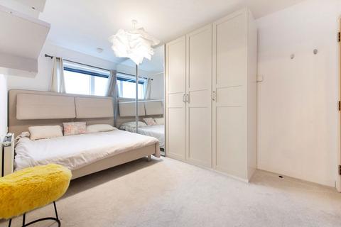 3 bedroom flat to rent, Lakeside Drive, London NW10