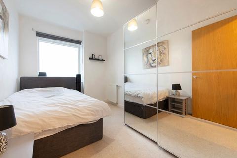 3 bedroom flat to rent, Lakeside Drive, London NW10