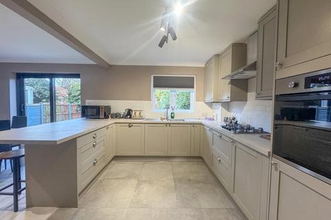 4 bedroom detached house to rent, Fairlawns, Newmarket, CB8