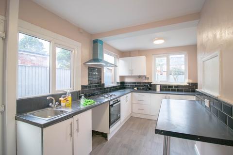 3 bedroom semi-detached house to rent, Westholme Gardens, Nottingham, NG8