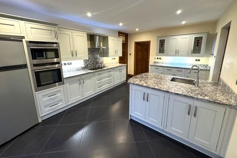 4 bedroom detached house to rent, Plummers Plain, Horsham RH13