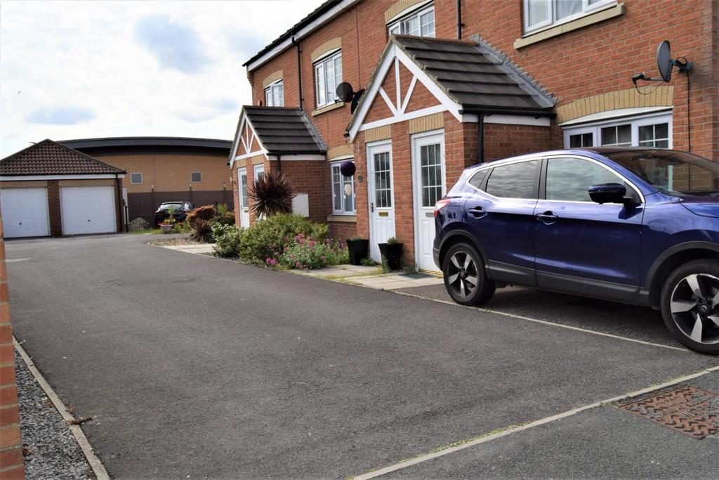 Private driveway to front door.JPG