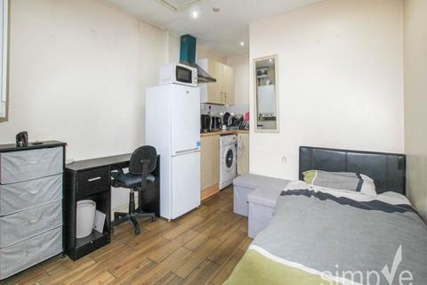 Studio to rent, Coronation Road, Hayes , Middlesex