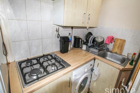 Studio to rent, Coronation Road, Hayes , Middlesex