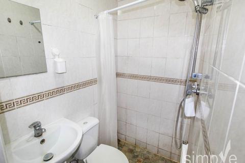 Studio to rent, Coronation Road, Hayes , Middlesex