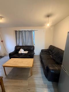 3 bedroom flat to rent, High Street, Cranford TW5