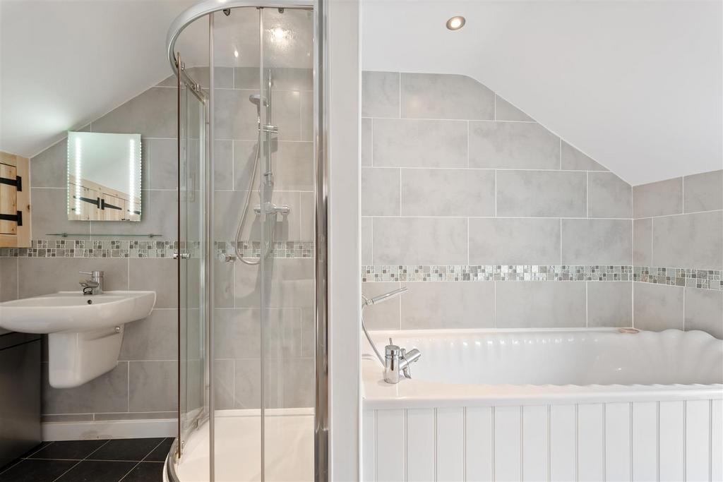 Ensuite bath/shower room