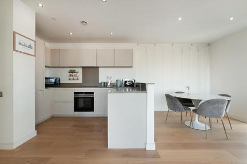 2 bedroom flat to rent, Lotus House, Ovex Close, London, E14