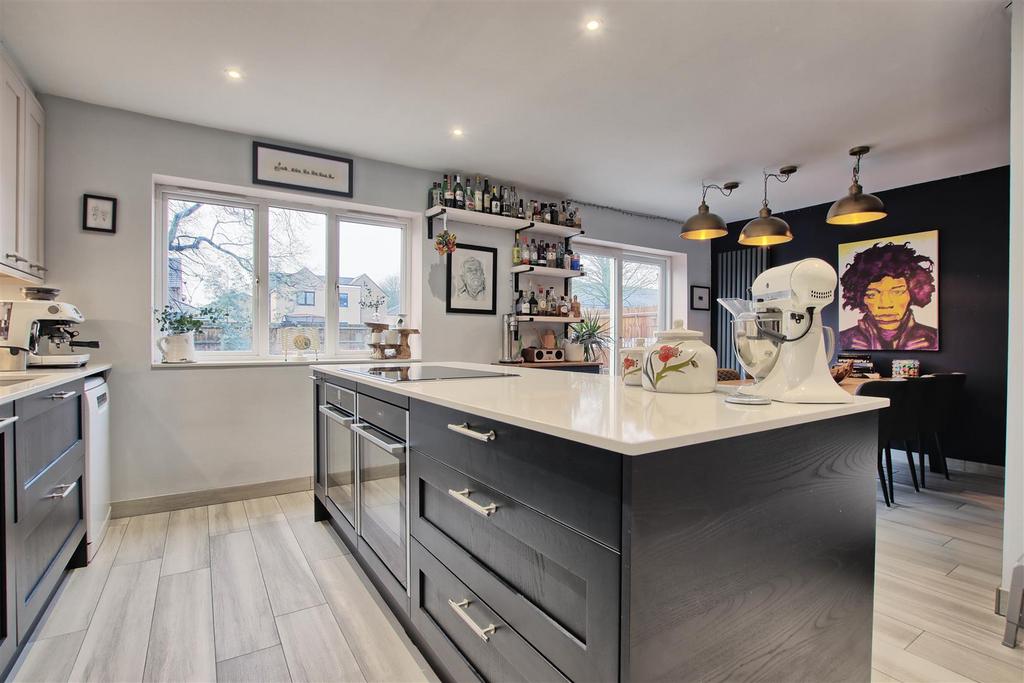 Kitchen showing dining area.jpg