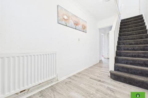 3 bedroom semi-detached house to rent, Rosewood Avenue, Essex RM12