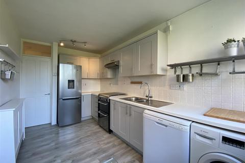 2 bedroom flat to rent, Winterfold Close, London SW19