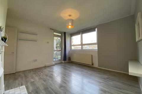 2 bedroom flat to rent, Winterfold Close, London SW19