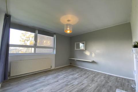 2 bedroom flat to rent, Winterfold Close, London SW19