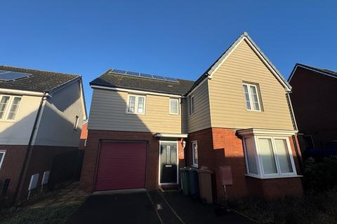 Modern Four Bedroom Detached House with Garage