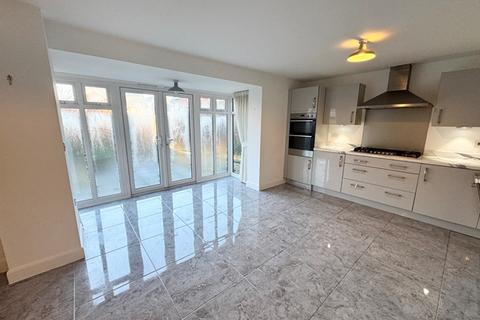 4 bedroom detached house to rent, Modern Four Bedroom Detached House with Garage