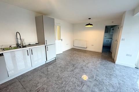 4 bedroom detached house to rent, Modern Four Bedroom Detached House with Garage