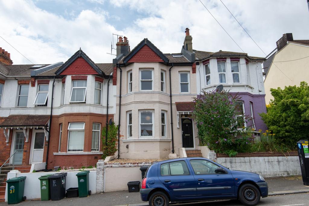 Attractive period terraced house with bay windo...