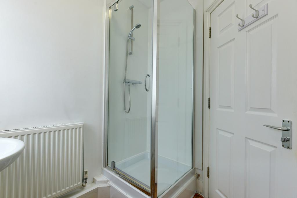 Bright, well-maintained bathroom featuring a mo...
