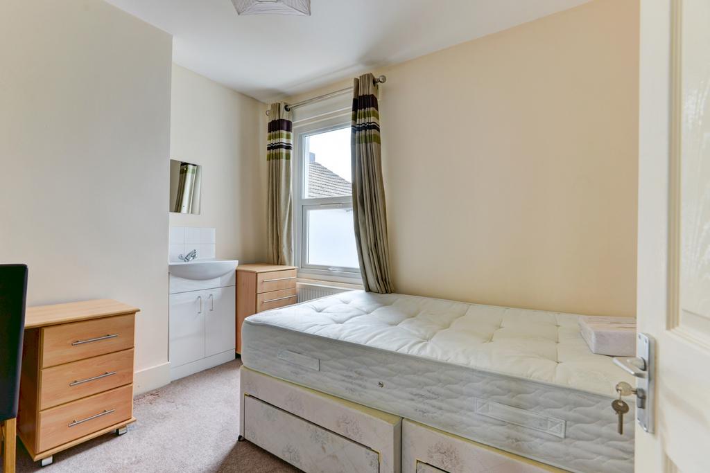 Bright, tidy single bedroom featuring a comfort...