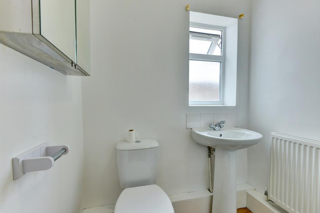 Bright, clean bathroom with a pedestal sink, WC...