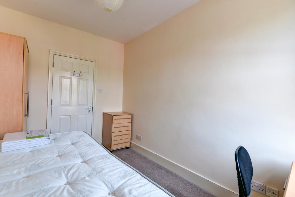 Bright, simply furnished single bedroom with ne...