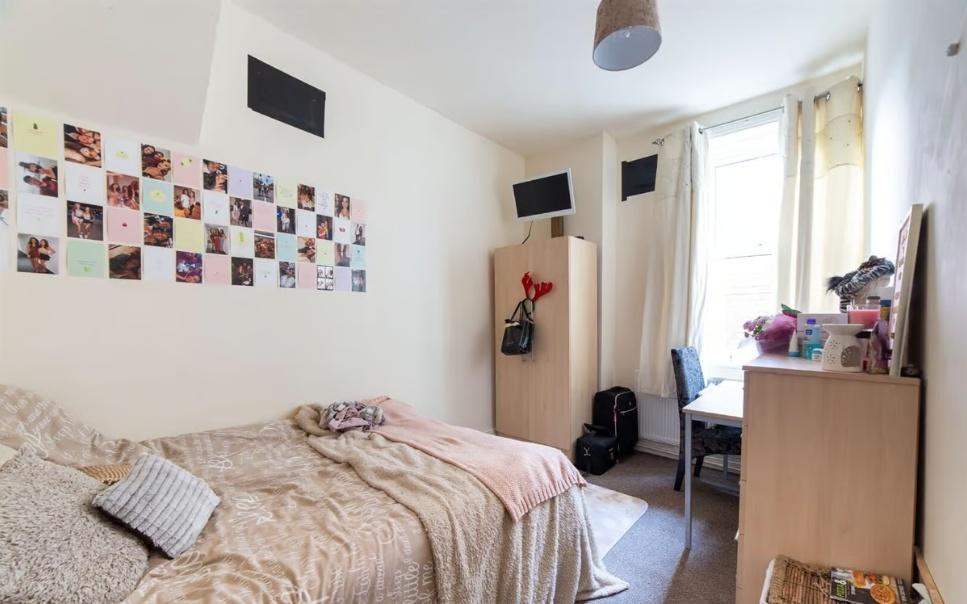 Bright, cosy bedroom with a comfortable bed, de...