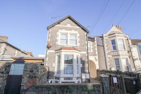 2 bedroom flat for sale, Central Location*Ideal Buy-to-Let*Updating Required*Two Bedrooms*