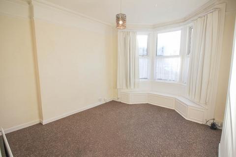 2 bedroom flat for sale, Central Location*Ideal Buy-to-Let*Updating Required*Two Bedrooms*