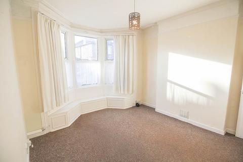 2 bedroom flat for sale, Central Location*Ideal Buy-to-Let*Updating Required*Two Bedrooms*