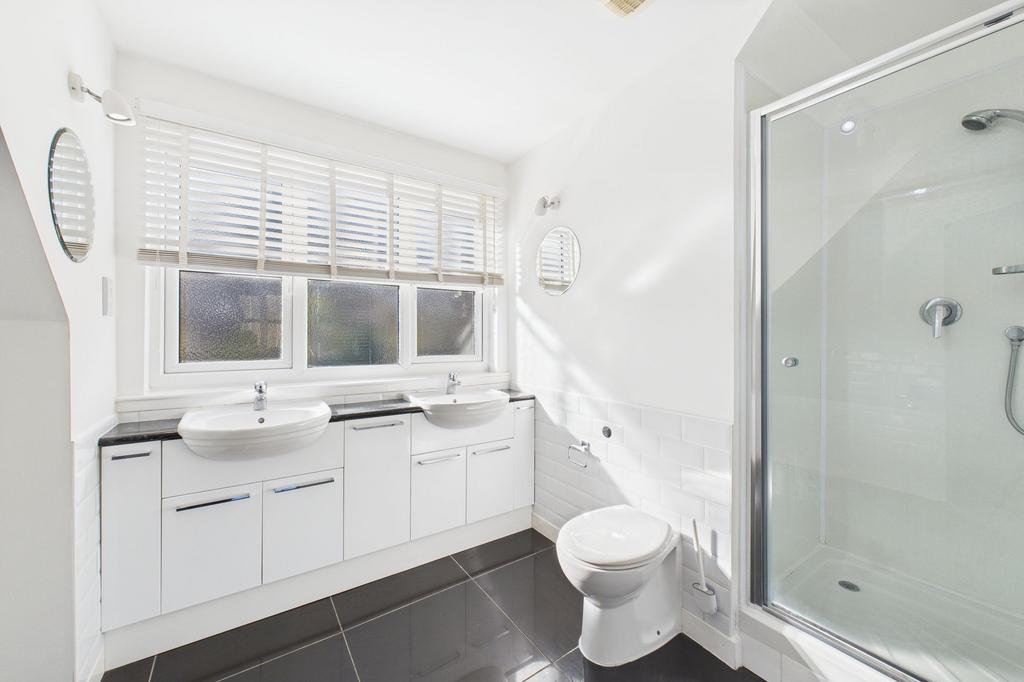 Principle En-suite Angle 1