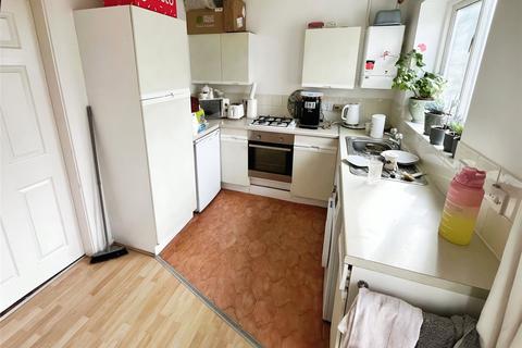 2 bedroom terraced house to rent, Peregrine Close, Lenton, NG7