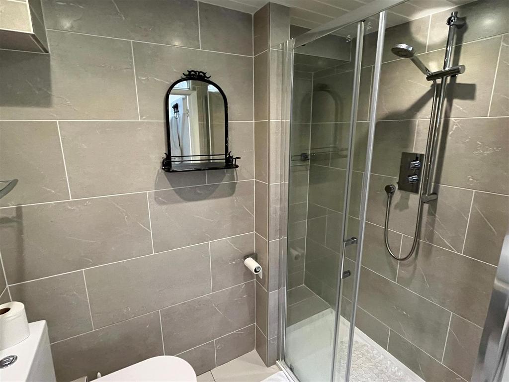 Bathroom 1.jpg