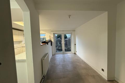 3 bedroom semi-detached house to rent, Yew Tree Road, Walsall, West Midlands