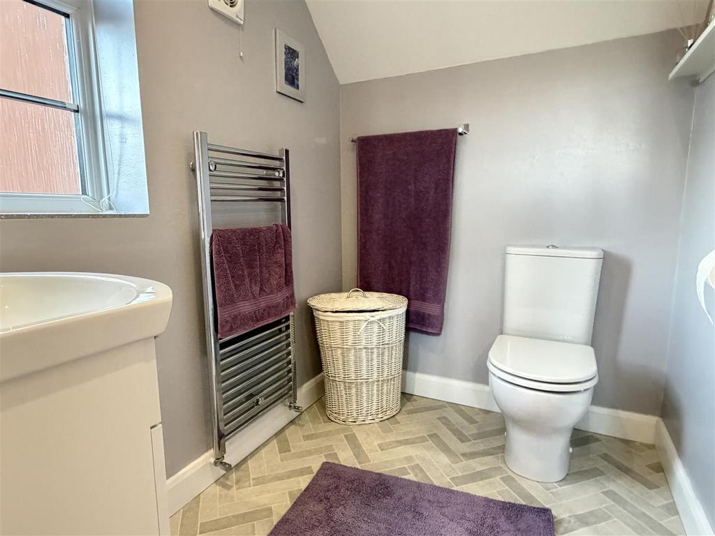 En suite shower room/wc