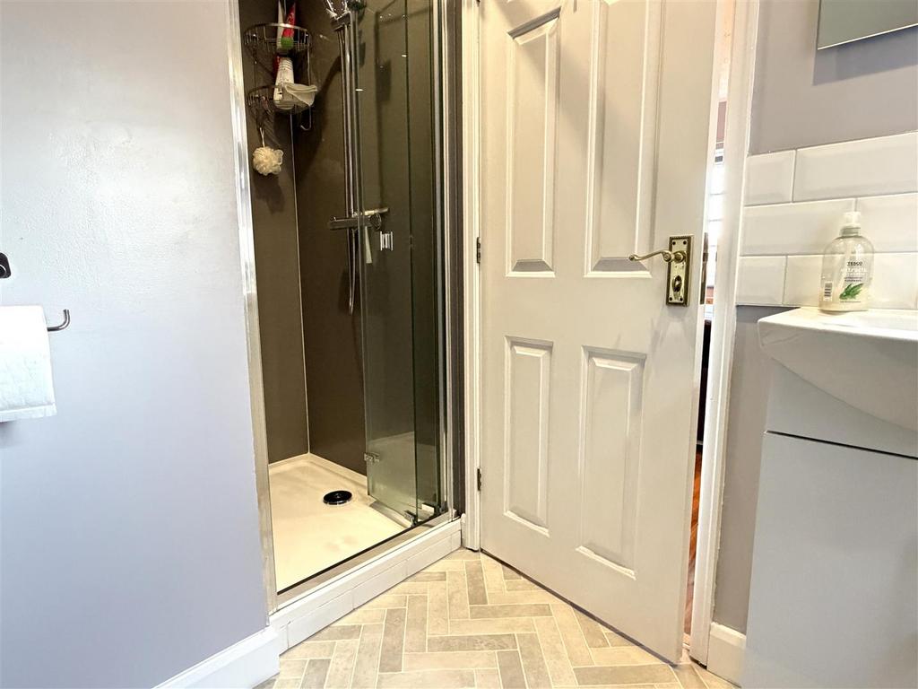 En suite shower room/wc