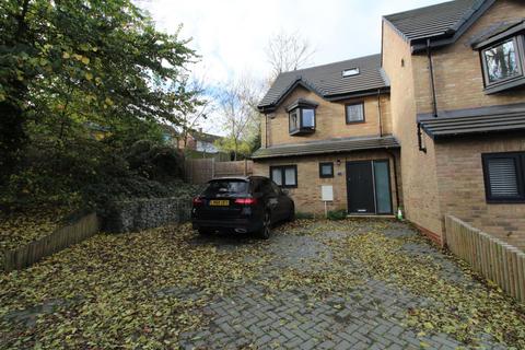 3 bedroom end of terrace house to rent, Carnation Road, Rochester ME2