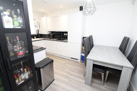 3 bedroom end of terrace house to rent, Carnation Road, Rochester ME2