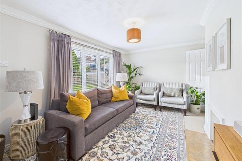 3 bedroom semi-detached house to rent, Raleigh Drive, Sheffield