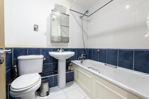 2 bedroom flat to rent, Smugglers Way, London, SW18