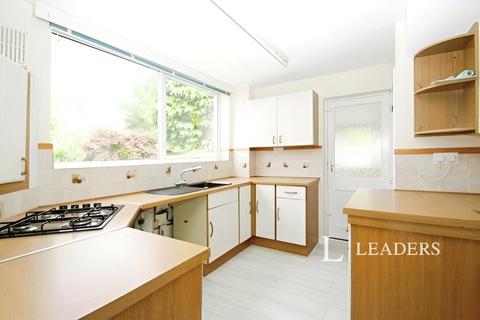 3 bedroom detached house to rent, Poplars Road, MK18
