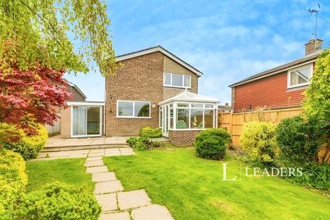 3 bedroom detached house to rent, Poplars Road, MK18