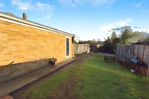 3 bedroom semi-detached house to rent, The Quadrant, Dunstable LU5