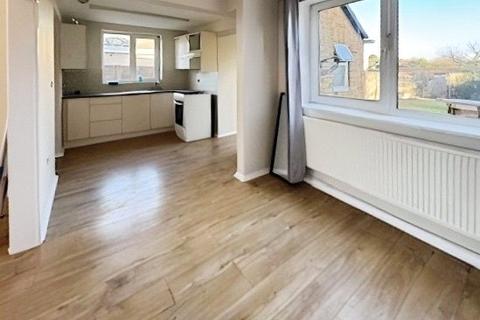 3 bedroom semi-detached house to rent, The Quadrant, Dunstable LU5