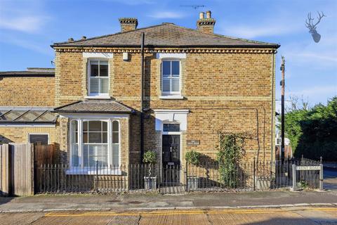 3 bedroom end of terrace house for sale, Trent Road, Buckhurst Hill IG9