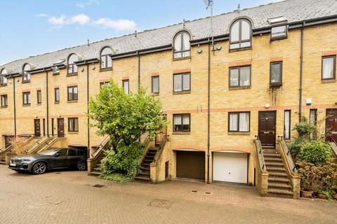 3 bedroom flat to rent, Roding Mews, London E1W