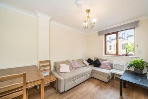 3 bedroom flat to rent, Roding Mews, London E1W