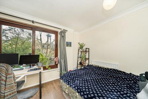 3 bedroom flat to rent, Roding Mews, London E1W